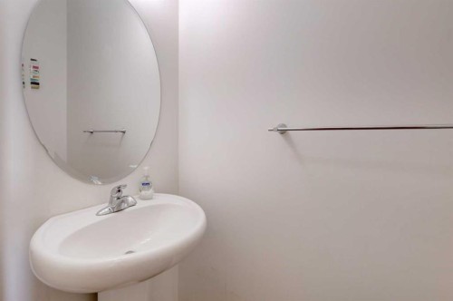 468 Hillcrest Circle Sw, Airdrie, AB - Indoor Photo Showing Bathroom