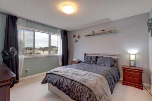 468 Hillcrest Circle Sw, Airdrie, AB - Indoor Photo Showing Bedroom