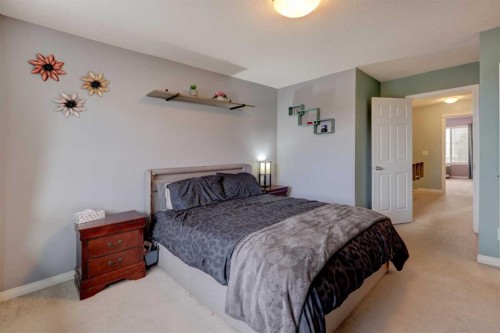 468 Hillcrest Circle Sw, Airdrie, AB - Indoor Photo Showing Bedroom