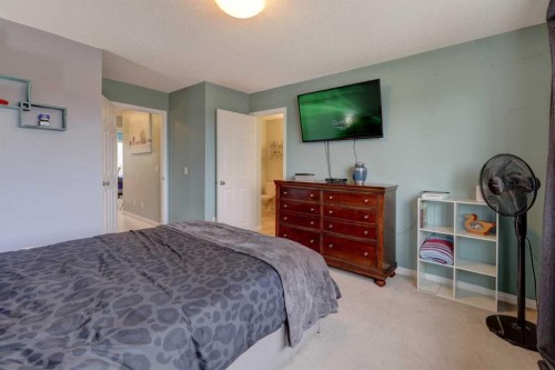 468 Hillcrest Circle Sw, Airdrie, AB - Indoor Photo Showing Bedroom