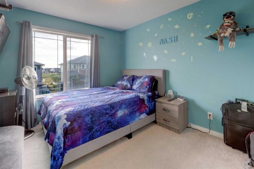 468 Hillcrest Circle Sw, Airdrie, AB - Indoor Photo Showing Bedroom