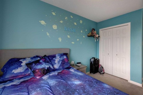 468 Hillcrest Circle Sw, Airdrie, AB - Indoor Photo Showing Bedroom
