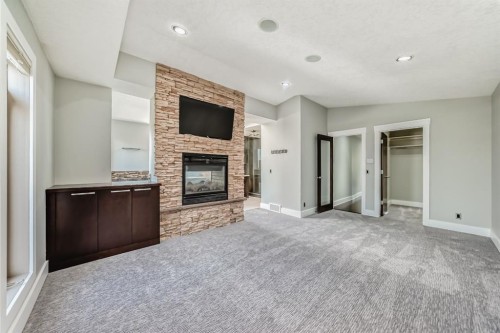 2428 31 Avenue Sw, Calgary, AB - Indoor With Fireplace