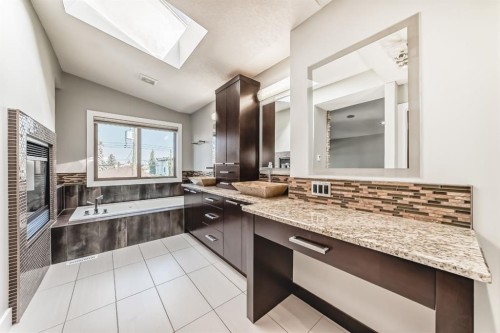 2428 31 Avenue Sw, Calgary, AB - Indoor Photo Showing Bathroom