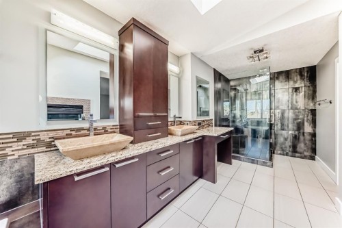 2428 31 Avenue Sw, Calgary, AB - Indoor Photo Showing Bathroom