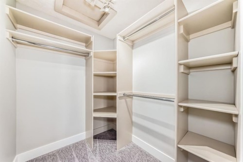 2428 31 Avenue Sw, Calgary, AB - Indoor With Storage