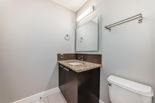 2428 31 Avenue Sw, Calgary, AB - Indoor Photo Showing Bathroom