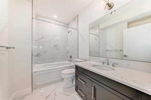 2428 31 Avenue Sw, Calgary, AB - Indoor Photo Showing Bathroom