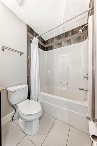 2428 31 Avenue Sw, Calgary, AB - Indoor Photo Showing Bathroom