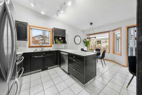 177 Hidden Vale Close Nw, Calgary, AB - Indoor Photo Showing Kitchen