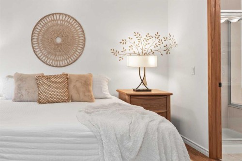 177 Hidden Vale Close Nw, Calgary, AB - Indoor Photo Showing Bedroom
