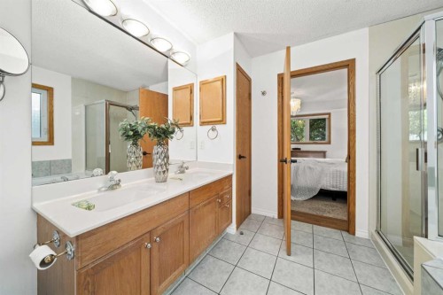 177 Hidden Vale Close Nw, Calgary, AB - Indoor Photo Showing Bathroom
