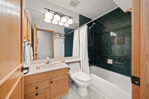 177 Hidden Vale Close Nw, Calgary, AB - Indoor Photo Showing Bathroom
