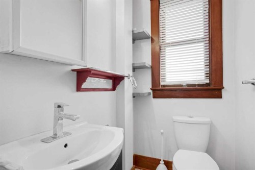 2452 28 Avenue Sw, Calgary, AB - Indoor Photo Showing Bathroom