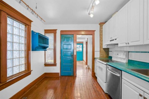 2452 28 Avenue Sw, Calgary, AB - Indoor Photo Showing Kitchen