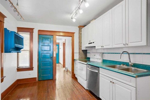 2452 28 Avenue Sw, Calgary, AB - Indoor Photo Showing Kitchen With Double Sink