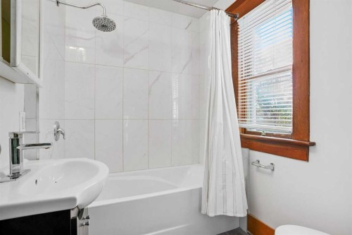 2452 28 Avenue Sw, Calgary, AB - Indoor Photo Showing Bathroom