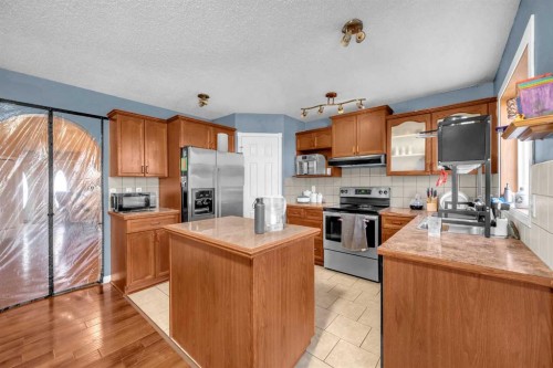 308 Taracove Estate Drive Ne, Calgary, AB - Indoor Photo Showing Kitchen