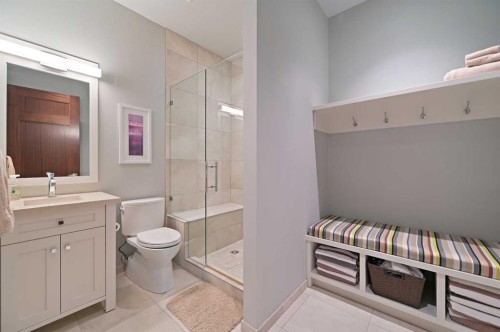 31 Spring Valley Heights Sw, Calgary, AB - Indoor Photo Showing Bathroom