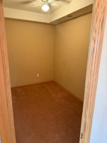 203-15 Everstone Drive Sw, Calgary, AB - Indoor Photo Showing Other Room