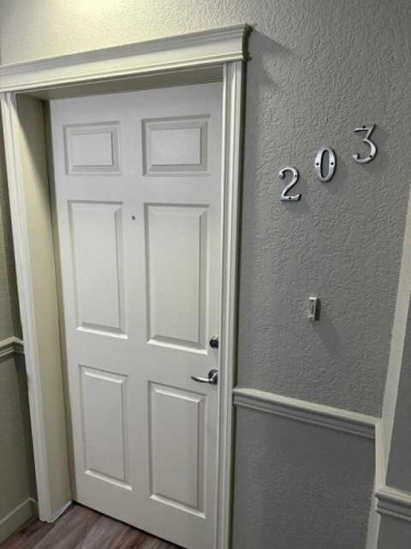 203-15 Everstone Drive Sw, Calgary, AB - Indoor Photo Showing Other Room