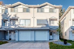 17 Kingsland Court SW Calgary, AB T2V 0S2