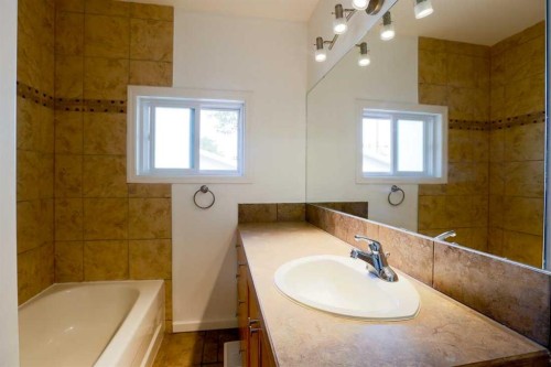 2620 38 Street Sw, Calgary, AB - Indoor Photo Showing Bathroom
