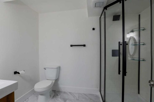 2620 38 Street Sw, Calgary, AB - Indoor Photo Showing Bathroom