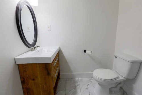 2620 38 Street Sw, Calgary, AB - Indoor Photo Showing Bathroom