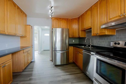 2620 38 Street Sw, Calgary, AB - Indoor Photo Showing Kitchen