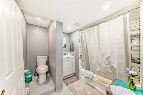 8336 Silver Springs Road Nw, Calgary, AB - Indoor Photo Showing Bathroom