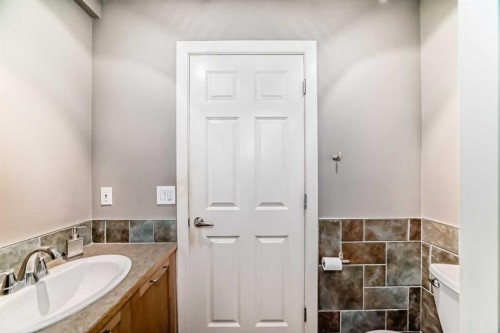 206-1505 27 Avenue Sw, Calgary, AB - Indoor Photo Showing Bathroom