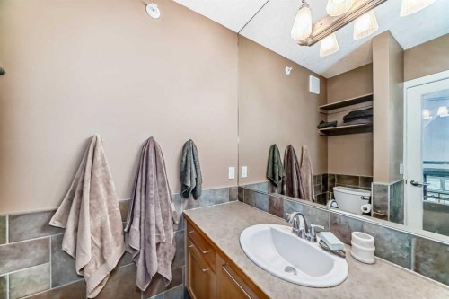 206-1505 27 Avenue Sw, Calgary, AB - Indoor Photo Showing Bathroom