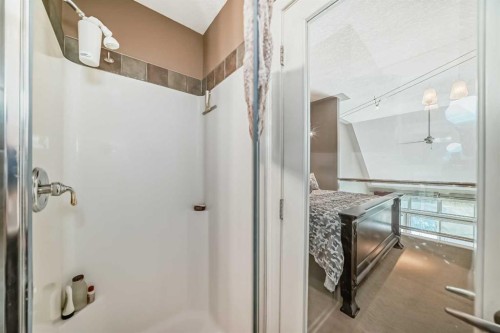 206-1505 27 Avenue Sw, Calgary, AB - Indoor Photo Showing Bathroom