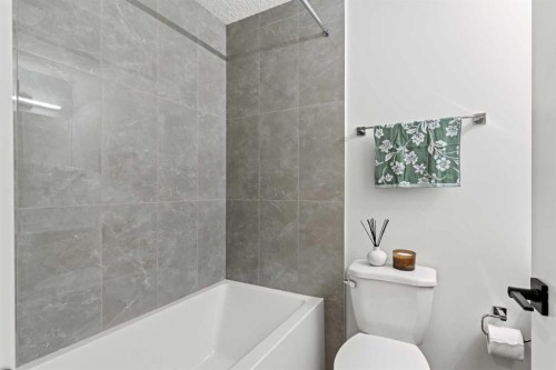 112-156 Park Street, Cochrane, AB - Indoor Photo Showing Bathroom