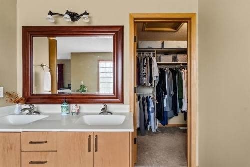 120 Simcoe Close Sw, Calgary, AB - Indoor Photo Showing Bathroom