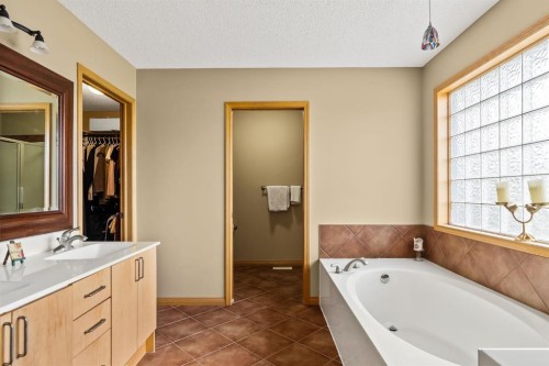 120 Simcoe Close Sw, Calgary, AB - Indoor Photo Showing Bathroom
