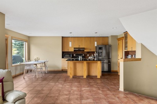 120 Simcoe Close Sw, Calgary, AB - Indoor Photo Showing Kitchen
