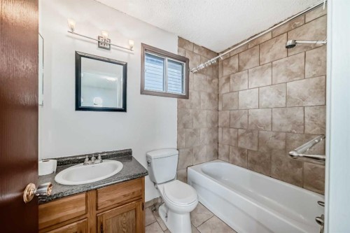279 Beddington Circle Ne, Calgary, AB - Indoor Photo Showing Bathroom