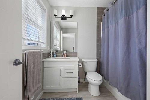 71 Masters Heights Se, Calgary, AB - Indoor Photo Showing Bathroom