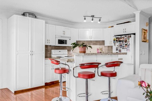 308-3308 Valleyview Park Se, Calgary, AB - Indoor Photo Showing Kitchen