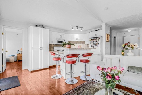 308-3308 Valleyview Park Se, Calgary, AB - Indoor