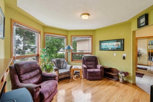 2506 19 Street, Nanton, AB - Indoor Photo Showing Living Room