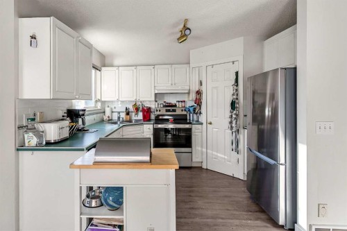 256 Fresno Place Ne, Calgary, AB - Indoor Photo Showing Kitchen