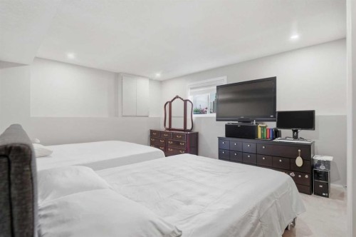 31 Applegrove Crescent Se, Calgary, AB - Indoor Photo Showing Bedroom