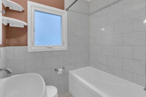 2412 22 Street Nw, Calgary, AB - Indoor Photo Showing Bathroom