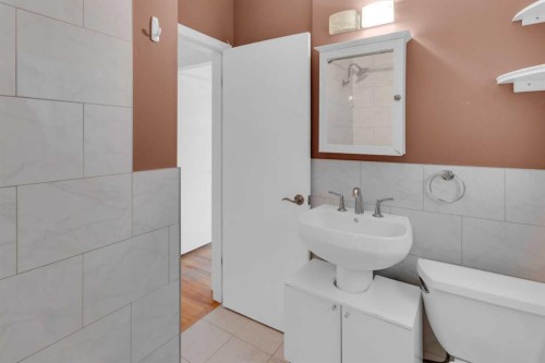 2412 22 Street Nw, Calgary, AB - Indoor Photo Showing Bathroom