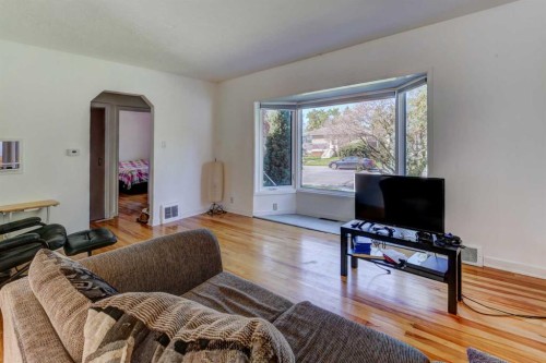 2412 22 Street Nw, Calgary, AB - Indoor Photo Showing Living Room