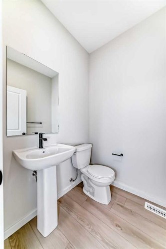 19750 Sheriff King Street Sw, Calgary, AB - Indoor Photo Showing Bathroom