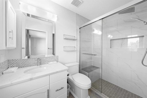 30 Hidden Circle Nw, Calgary, AB - Indoor Photo Showing Bathroom